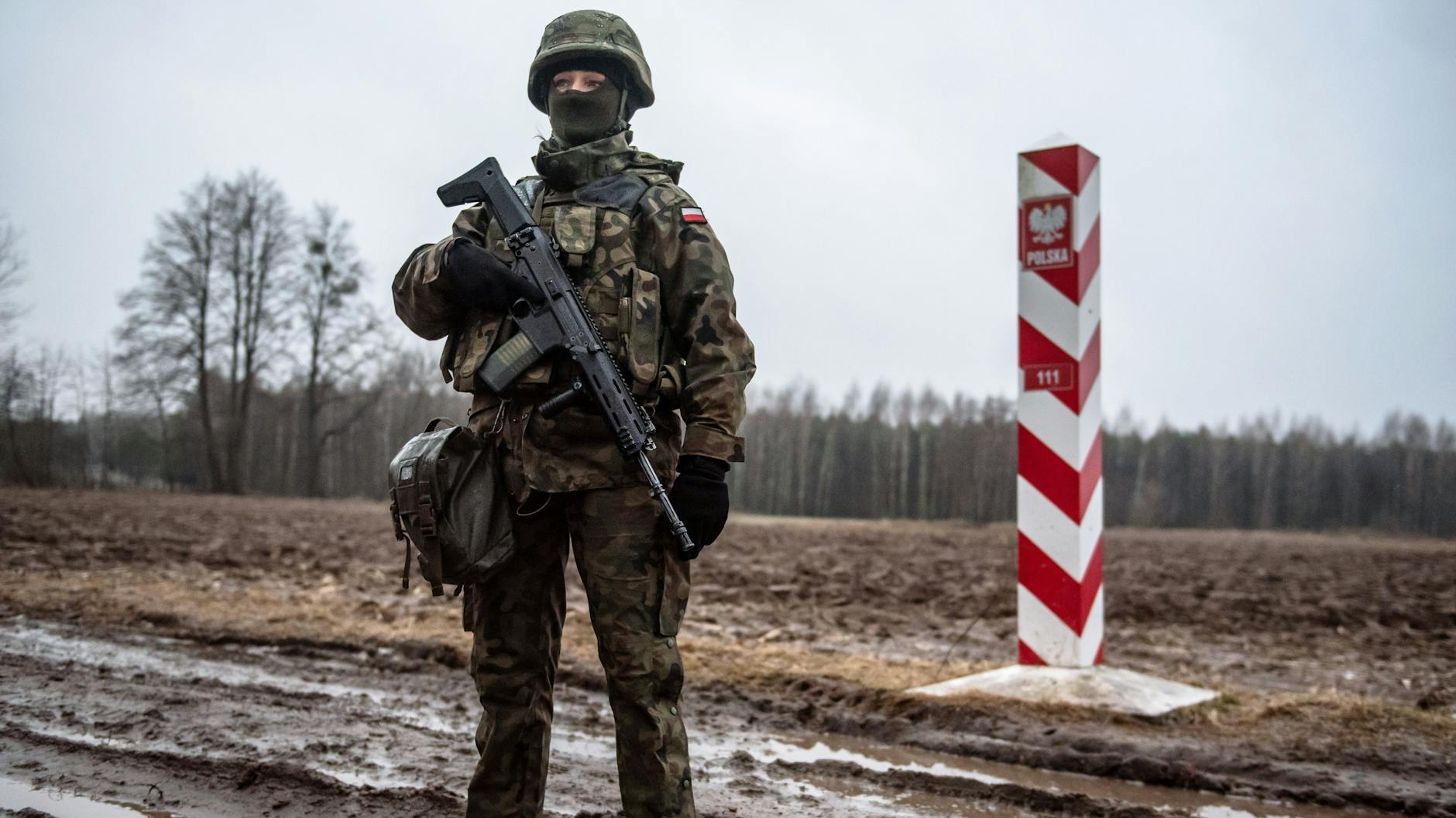 Ein polnischer Grenzschützer an der polnisch-belarussischen Grenze.