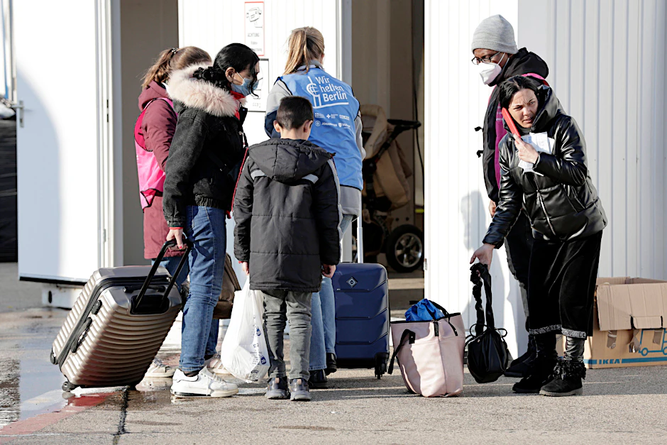 Flüchtlinge am Ankunftszentrum in Tegel