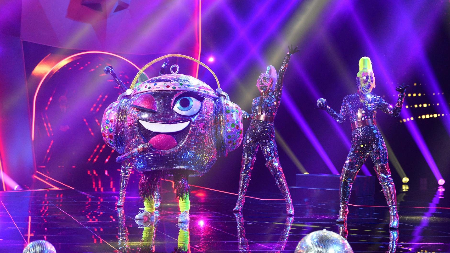 Die meisten Zuschauer sind sicher, dass Sängern Jeannette Biedermann bei „The Masked Singer“ in der Discokugel steckt.