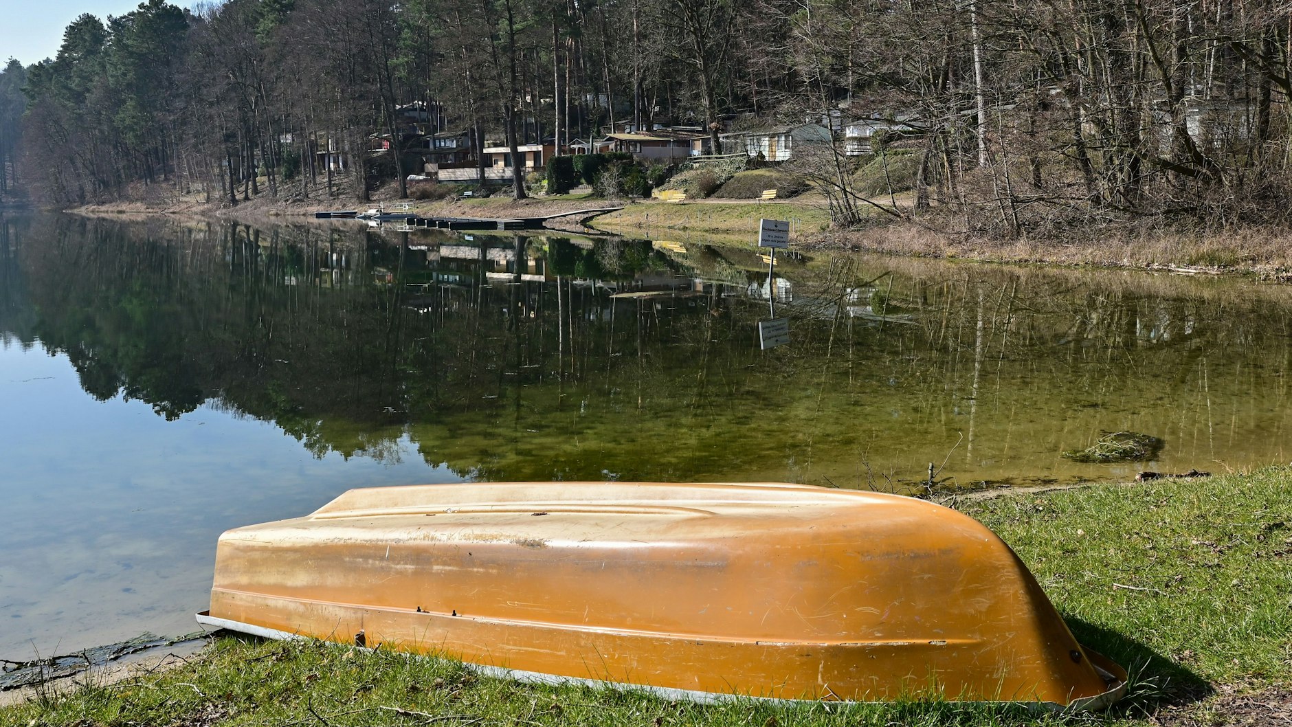 Der See ist glasklar: der Schervenzsee im Schlaubetal.