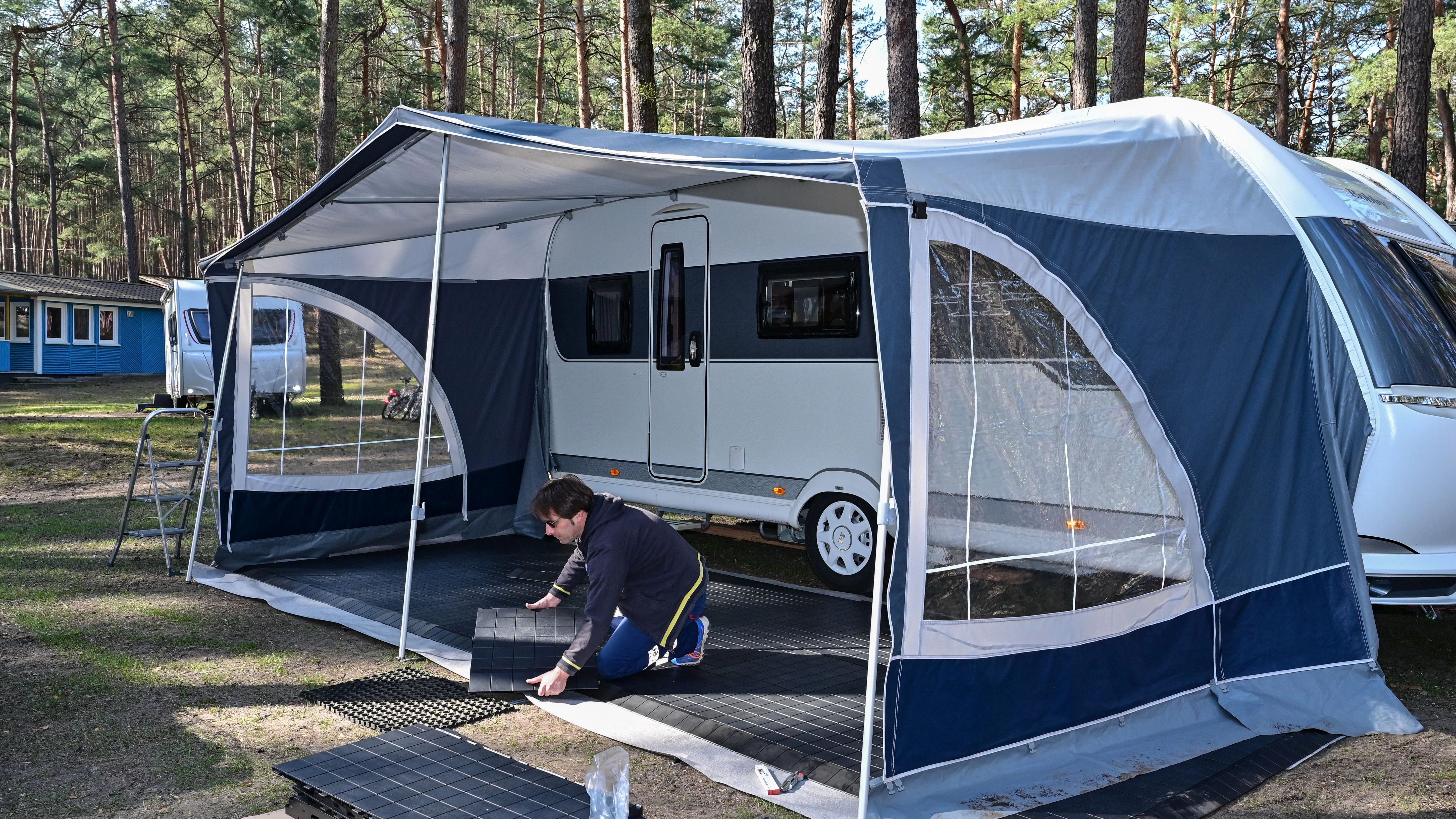 Camper Daniel Barentin bereitet seinen Wohnwagen vor.