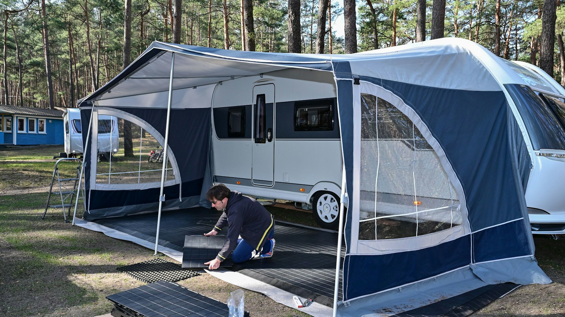 Camper Daniel Barentin bereitet seinen Wohnwagen vor.