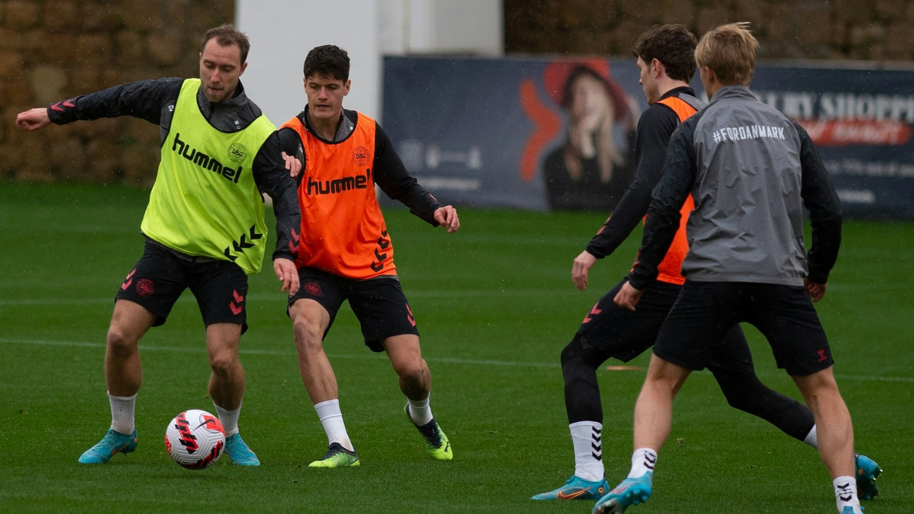 Christian Eriksen zeigt sich fit beim Training mit der dänischen Nationalmannschaft.