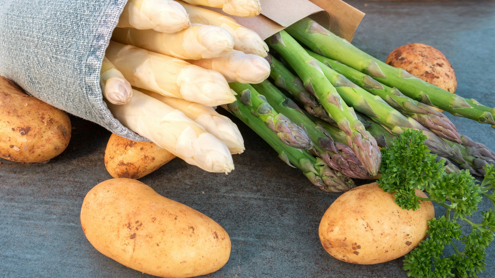 Für diesen Rösti brauchen Sie Spargel und Kartoffeln.