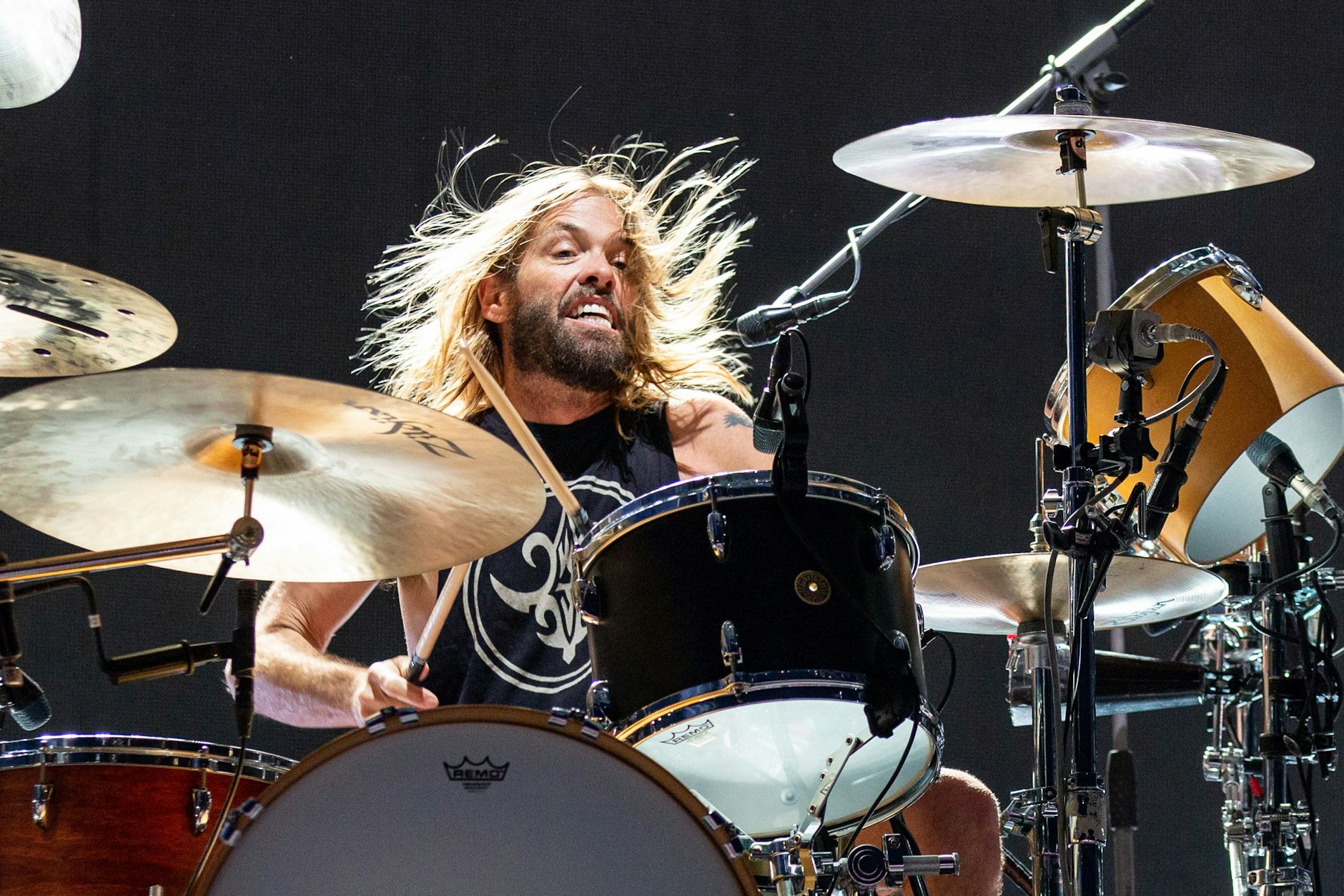 Taylor Hawkins, Schlagzeuger der Foo Fighters, ist mit nur 50 Jahren auf Tour gestorben.