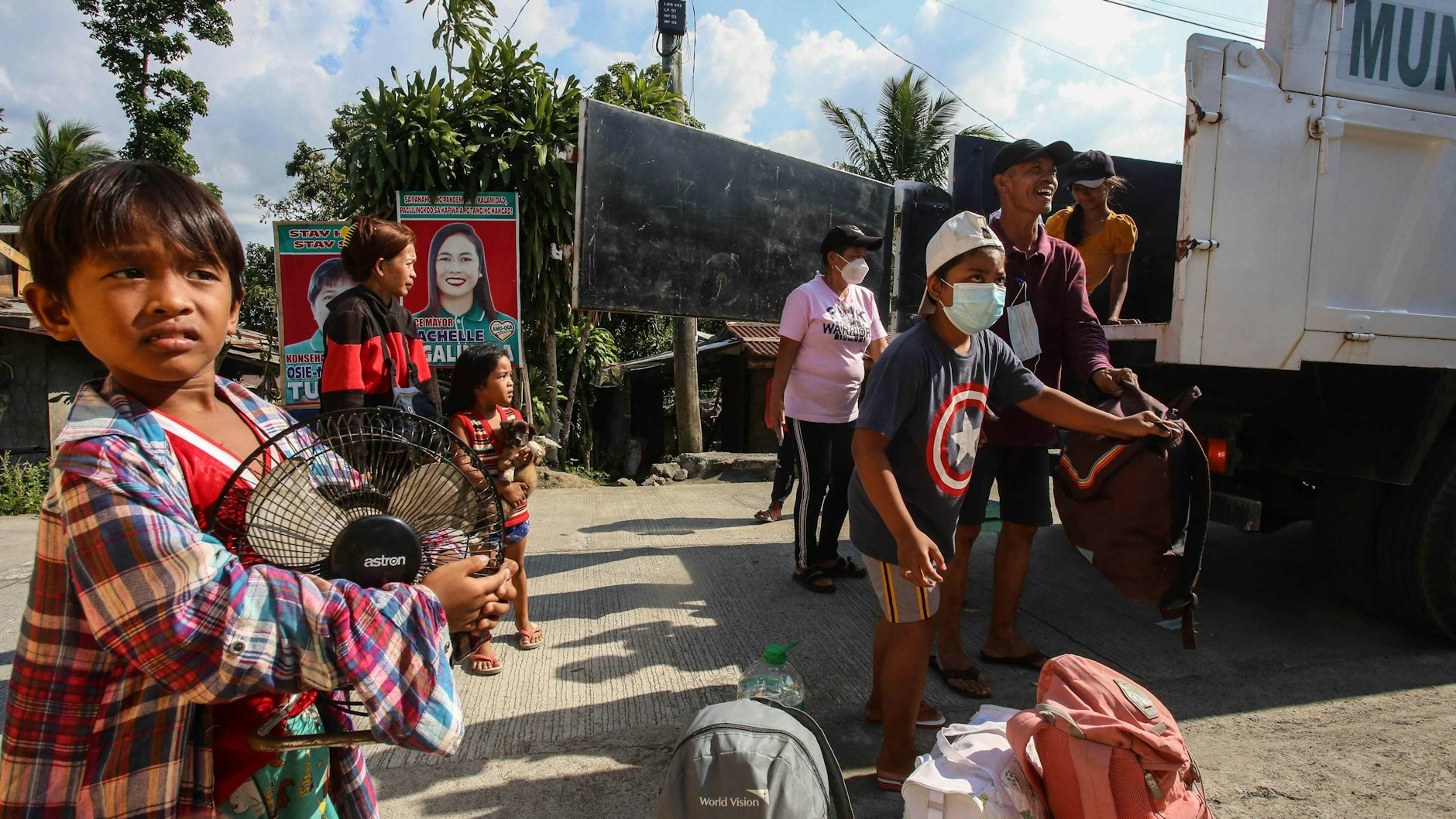 Menschen, die in der Nähe des Vulkans leben, ergreifen die Flucht.