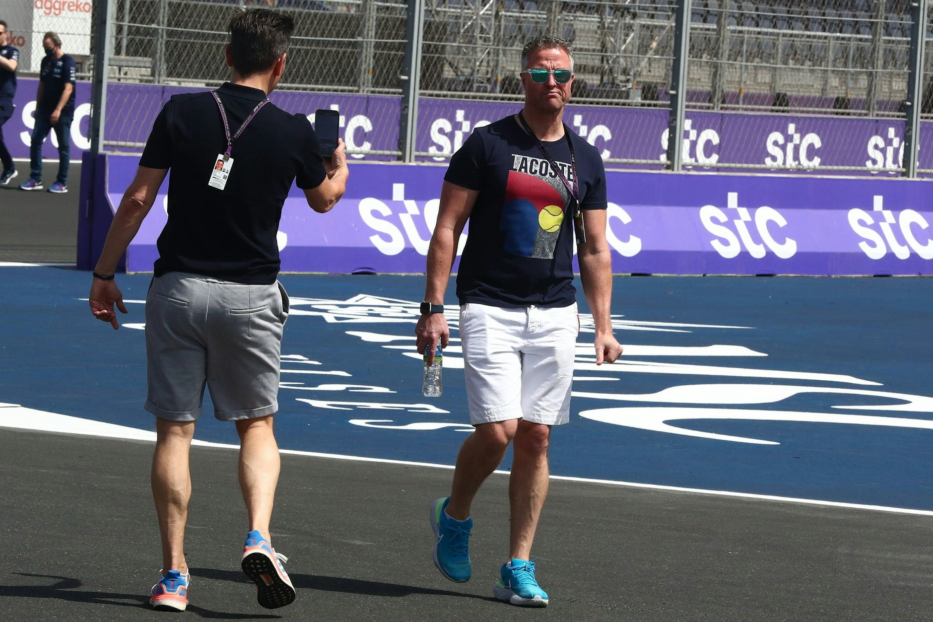 Man sieht ihm förmlich an, dass er sich auf der Rennstrecke in Saudi-Arabien nicht richtig wohlfühlt: Ex-Formel-1-Fahrer und TV-Experte Ralf Schumacher.