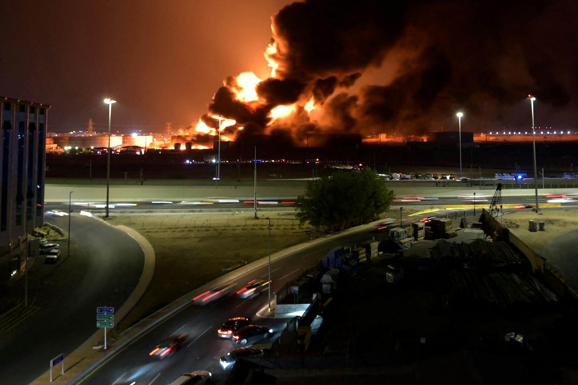 Feuer und die riesige Rauchwolke – die Folgen des Raketenangriffs von Rebellen auf ein Öllager in Dschidda während des ersten Trainings der Formel 1 am Freitag waren auch nachts nicht zu übersehen.