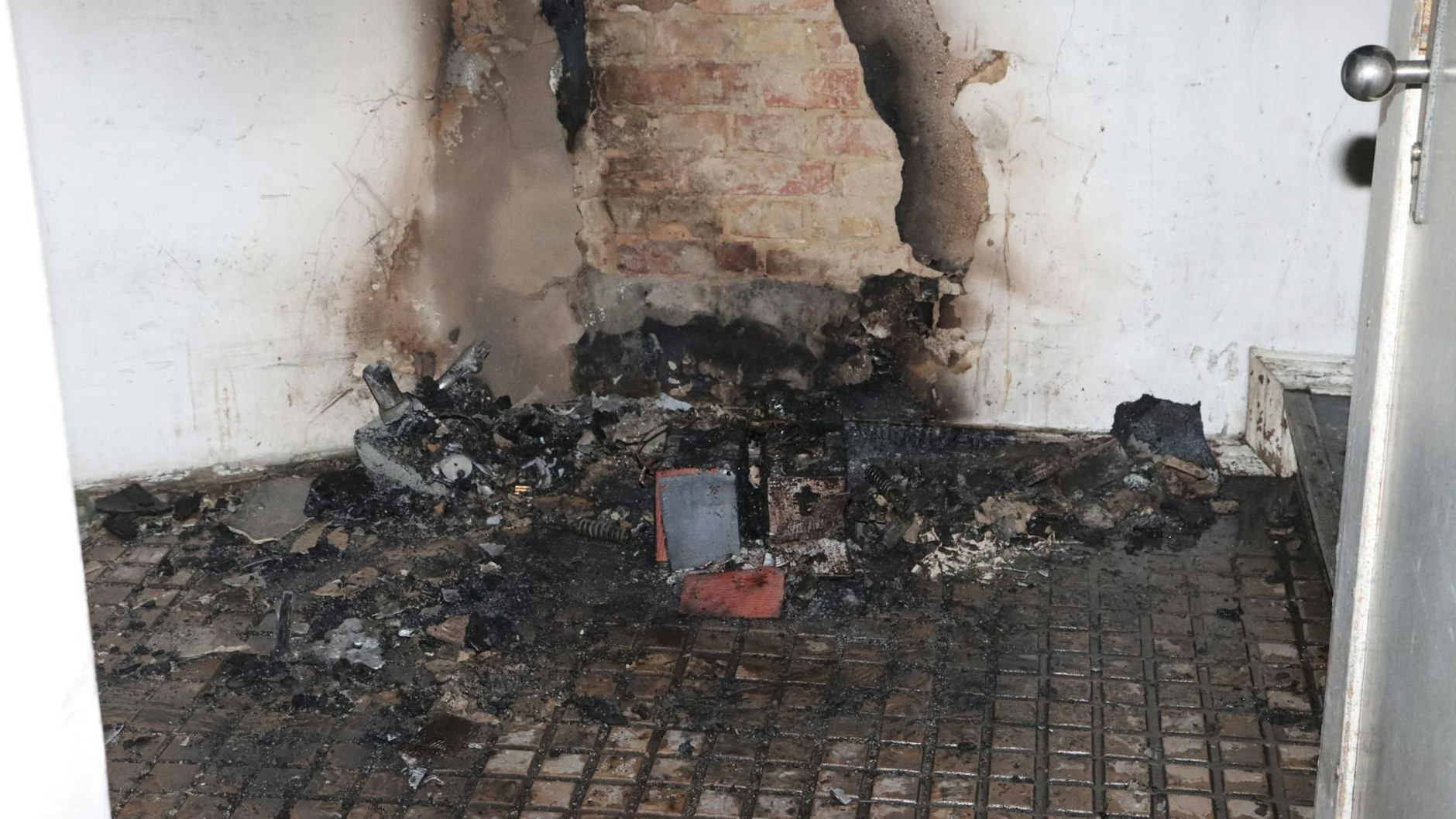 Hier stand der Elektrorollstuhl, der in Flammen aufging.