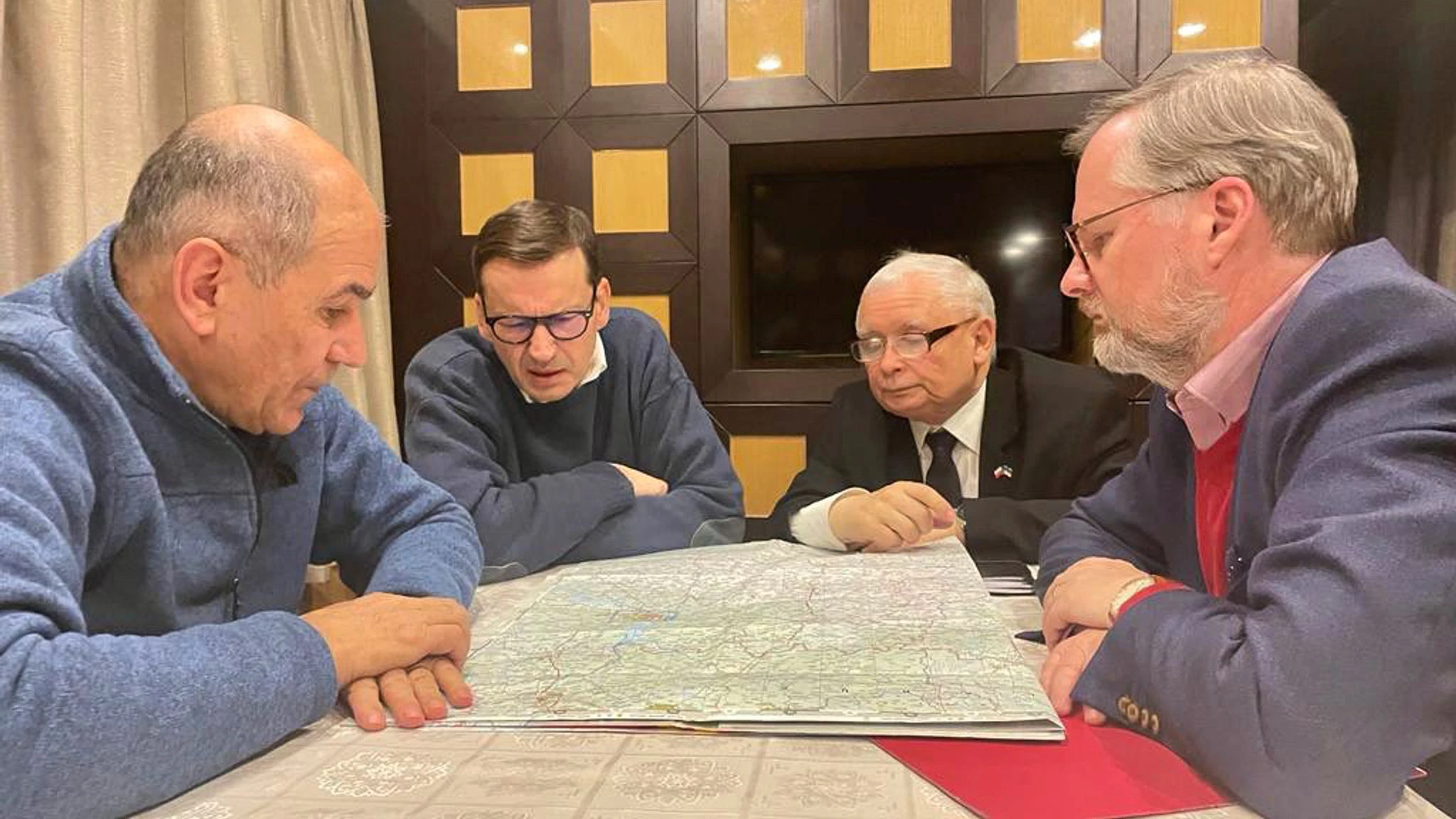 Polens Ministerpräsident Mateusz Morawiecki (mitte-links) und PiS-Chef Jaroslaw Kaczynski sind mit dem Zug nach Kiew gefahren. Während sie der Ukraine helfen, baut die polnische Regierung den Rechtsstaat um.