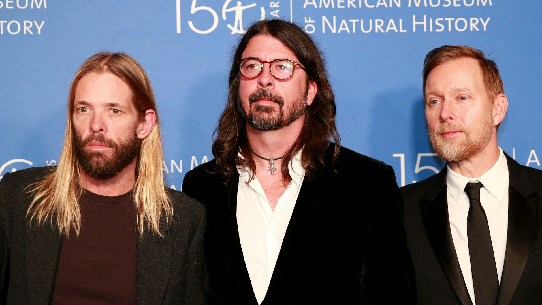 Am 18. November 2021: Taylor Hawkins, Dave Grohl and Nate Mendel von den Foo Fighters bei einer Gala im American Museum of Natural History in New York