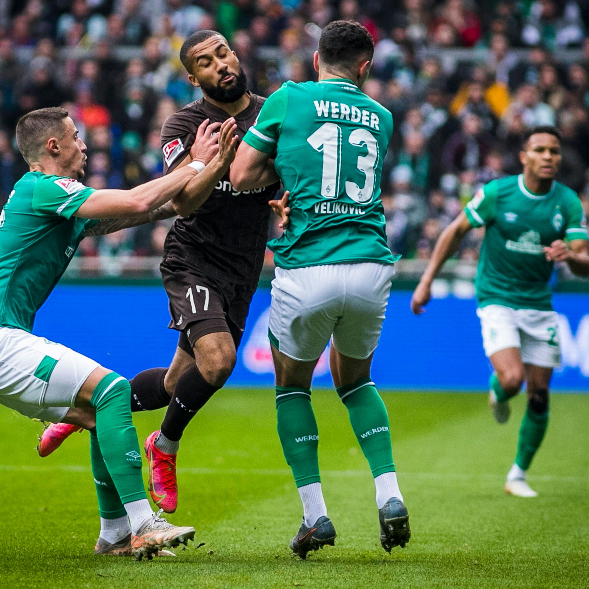 Dreikampf. St. Paulis Daniel-Kofi Kyereh wird von den Bremern Marco Friedl und Milos Veljkovic in die Zange genommen. Diesem Trio wird ein Interesse von Union nachgesagt.