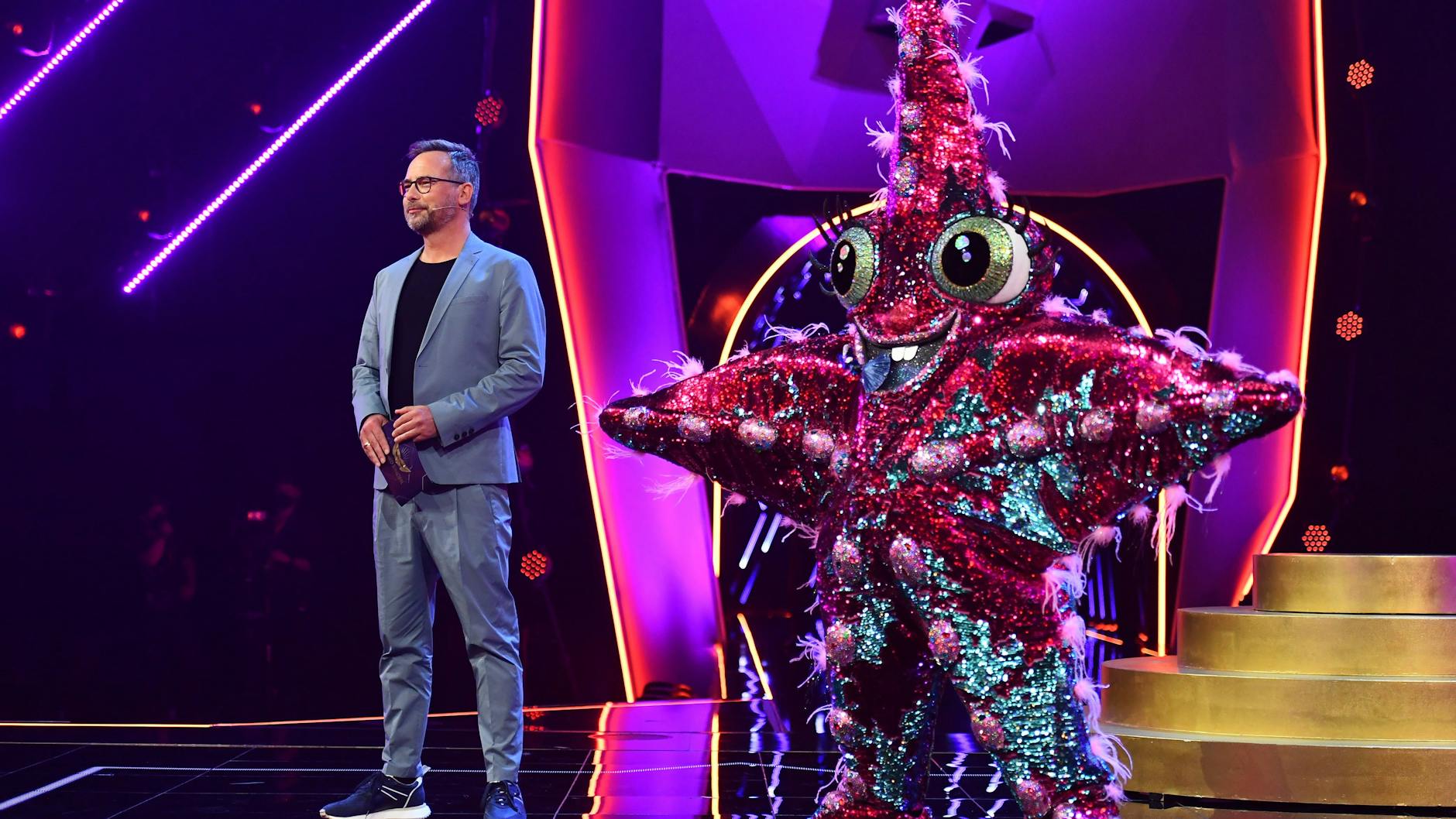 Moderator Matthias Opdenhövel auf der Bühne von „The Masked Singer“ mit dem Seestern.