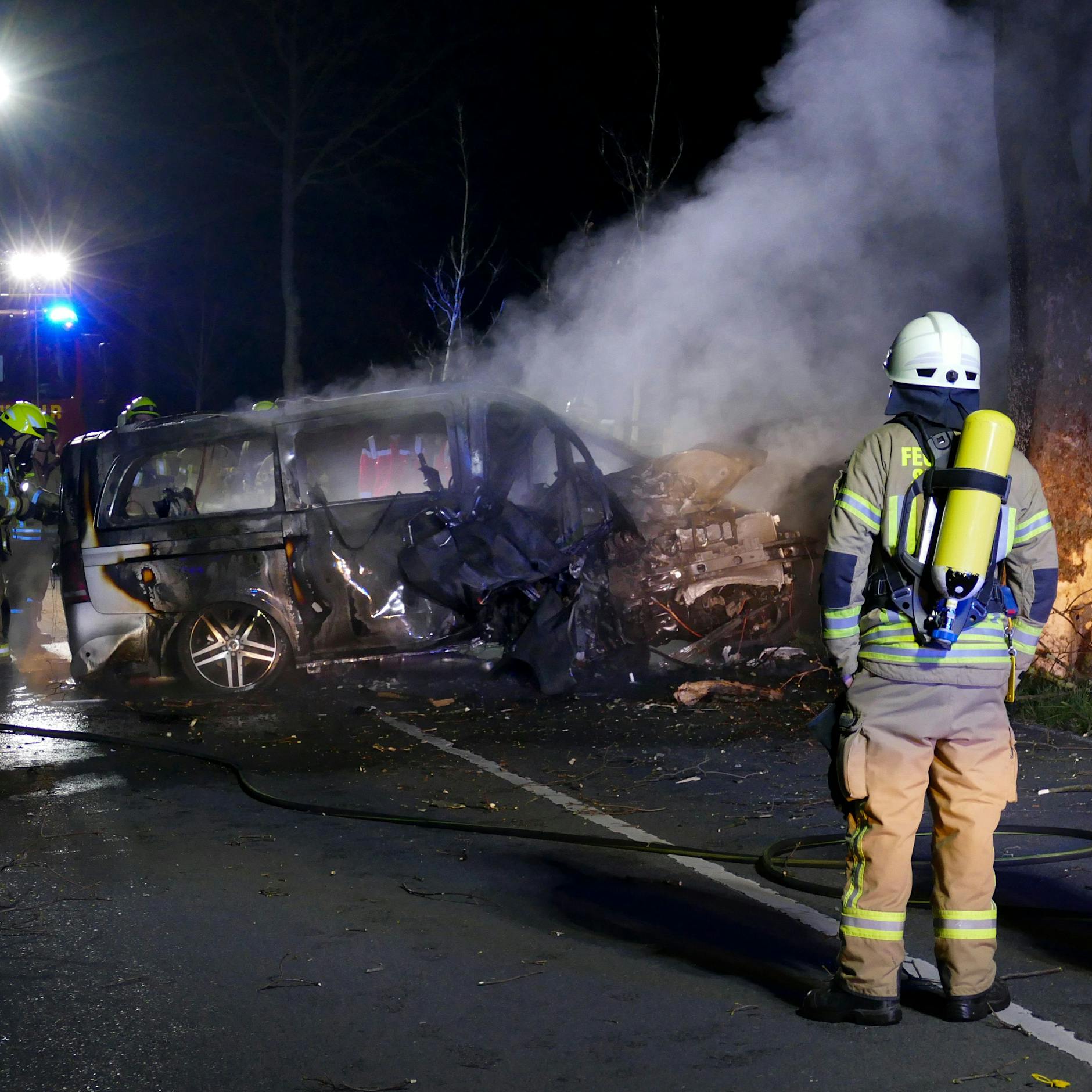 Horror-Crash: Bei Siegburg verunglückten zwei Teenager und verbrannten in ihrem Transporter