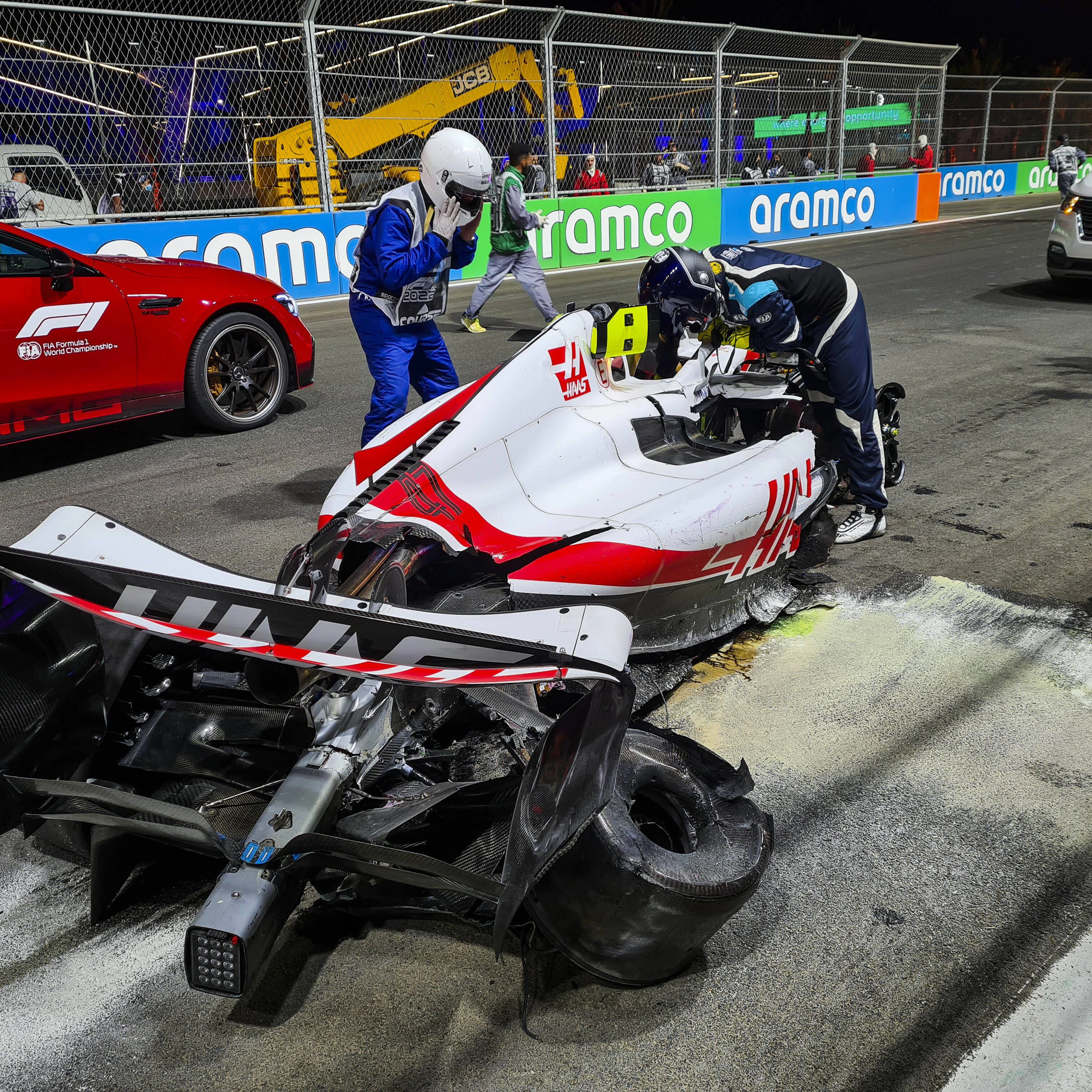 Mick Schumachers Haas-Bolide war nach dem Crash total&nbsp;zerfetzt.