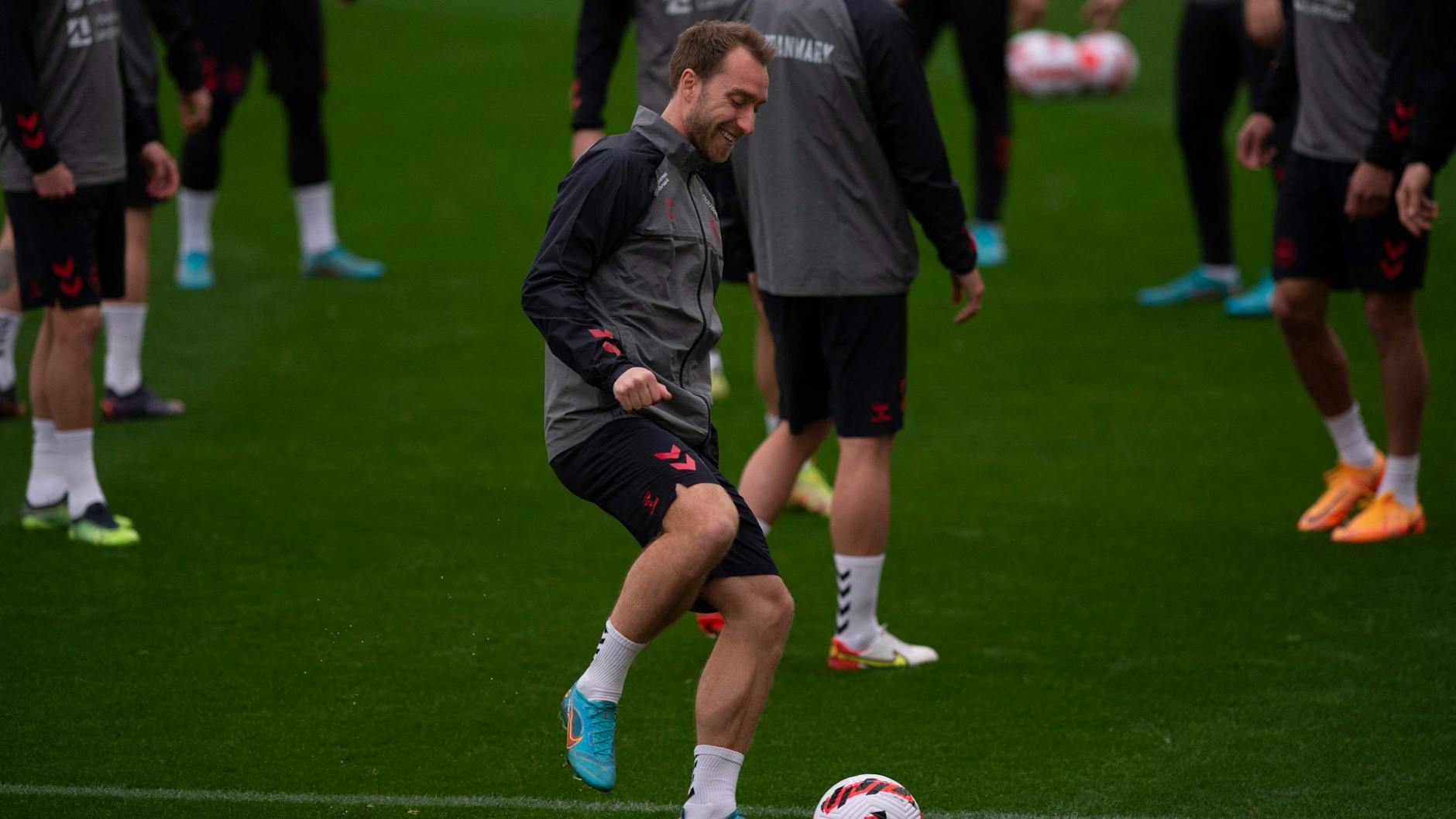 Mit Freude und Ball beim Training der dänischen Nationalmannschaft: Christian Eriksen.