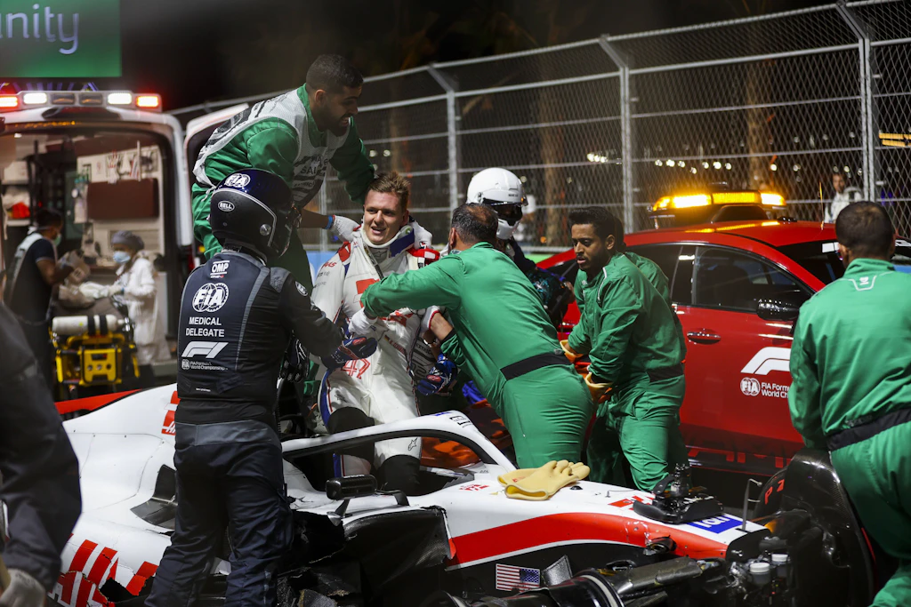 Formel 1: Crash mit 270 km/h! Mick Schumacher kracht in Streckenbegrenzung und steigt ohne Verletzung aus dem Boliden