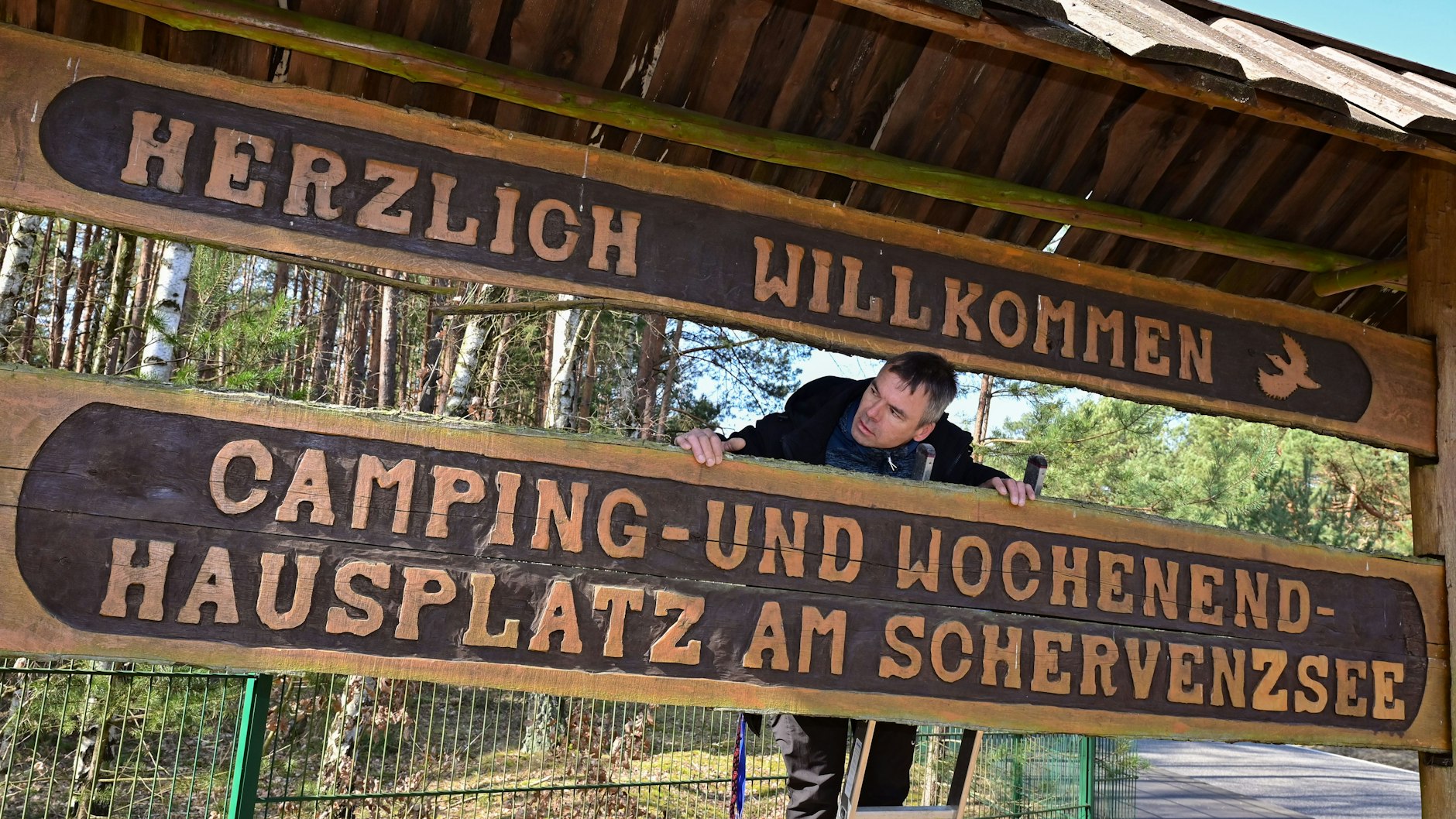 Karsten Fröscher, Junior-Chef vom Campingplatz am Schervenzsee im Naturpark Schlaubetal, bereitet den Platz für die beginnende Saison vor.