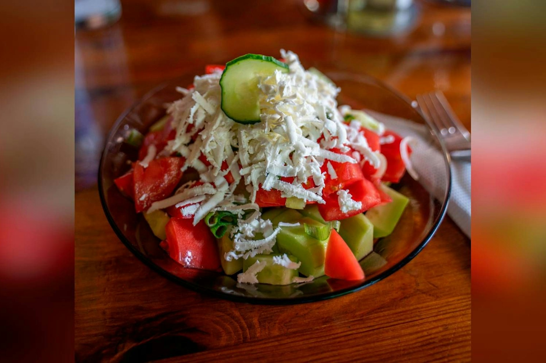 Ein Schopska-Salat war in der DDR sehr beliebt.