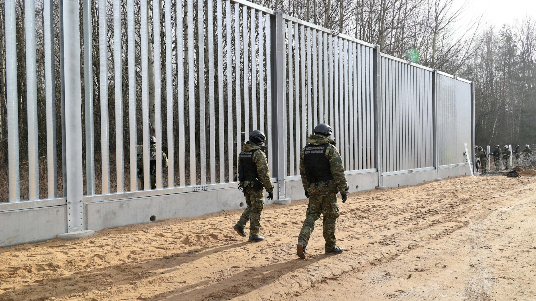 An der polnisch-belarussischen Grenze wird eine Mauer gebaut. Hier ein Bild vom Februar 2022 in der Nähe vom polnischen Dorf Tolcze.