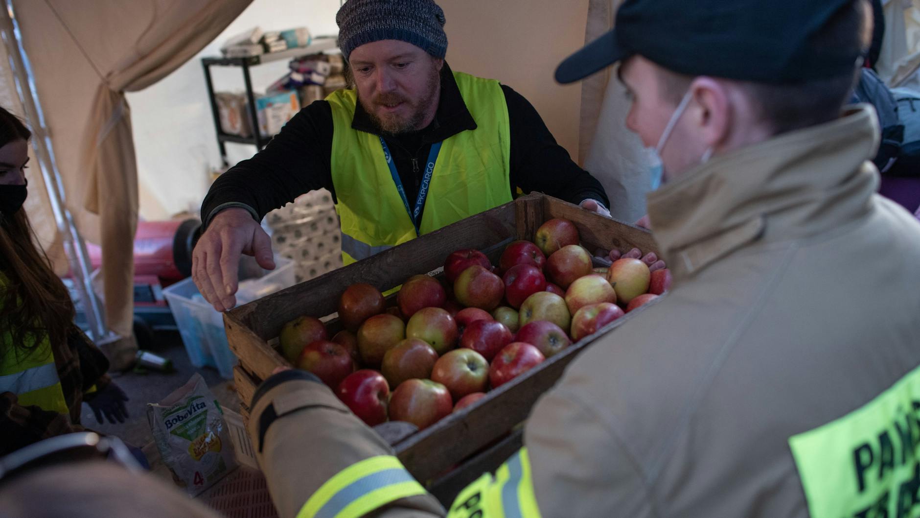 Während Flüchtlinge aus Drittstaaten Polen innerhalb von zwei Wochen verlassen müssen, werden ukrainische Flüchtlinge in Polen bedingungslos willkommen geheißen. Hier eine Szene aus dem Warschauer Hauptbahnhof.