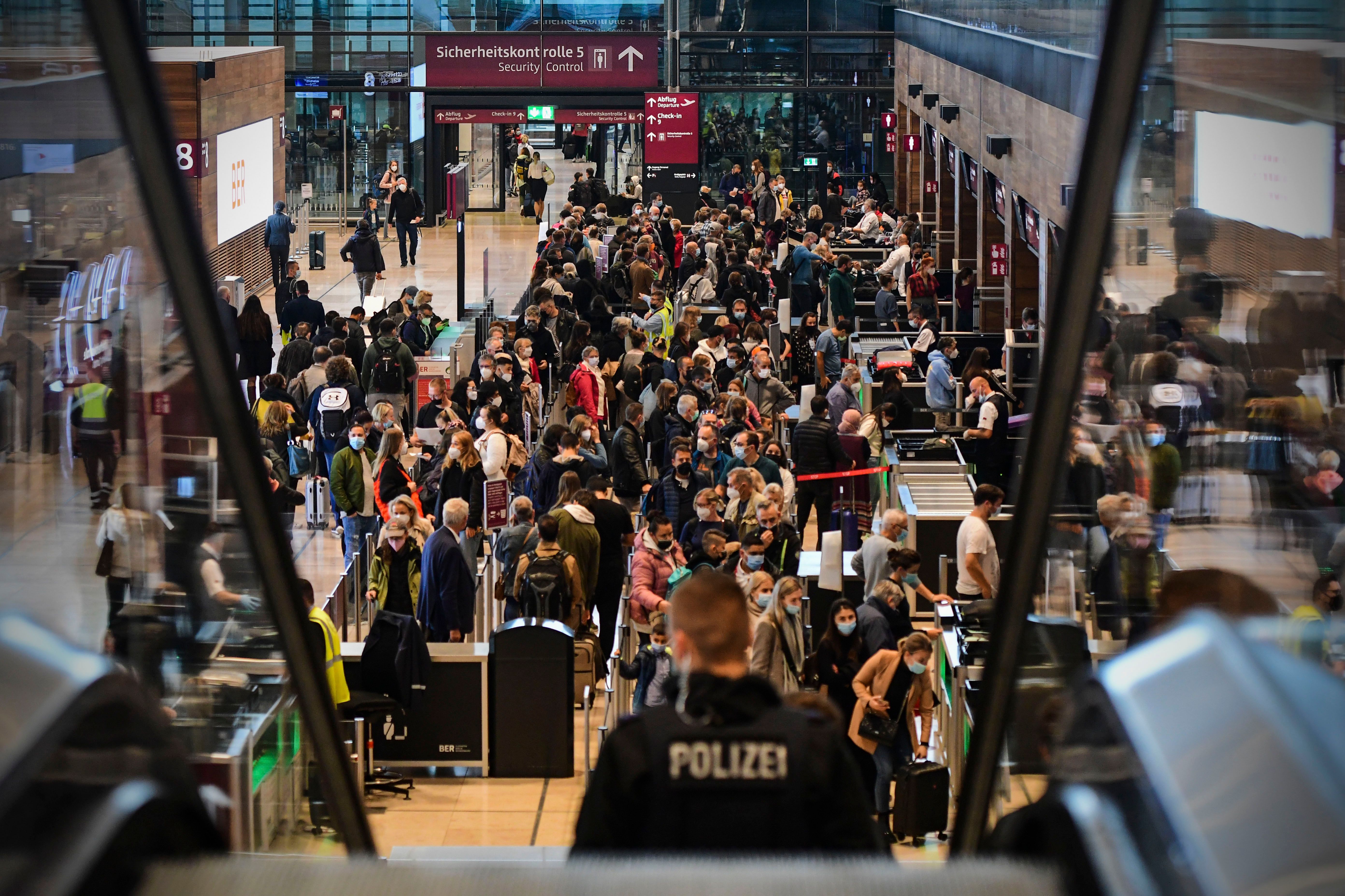 Lange Schlangen und viel Wartezeit: BER-Pannenflughafen warnt vor Chaos in den Osterferien!
