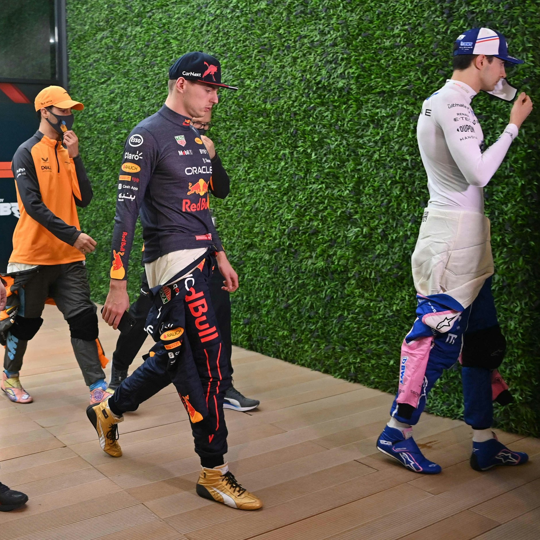 Daniel Ricciardo, Max Verstappen und Esteban Ocon (v.l.)sind schockiert über den Anschlag.