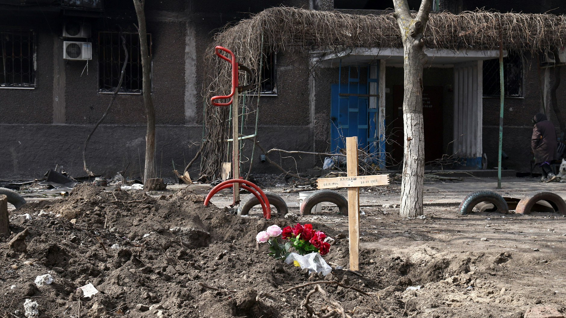 Gräber vor einem Wohnhaus in Mariupol. 