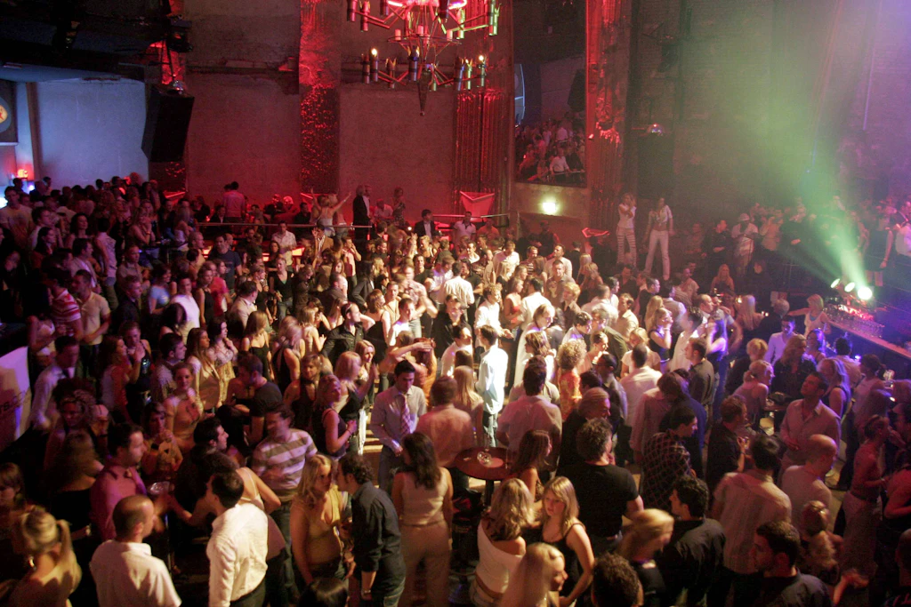 Decke bei wilder Partynacht eingestürzt: Vier Verletzte in Düsseldorfer Kult-Disco „Nachtresidenz“
