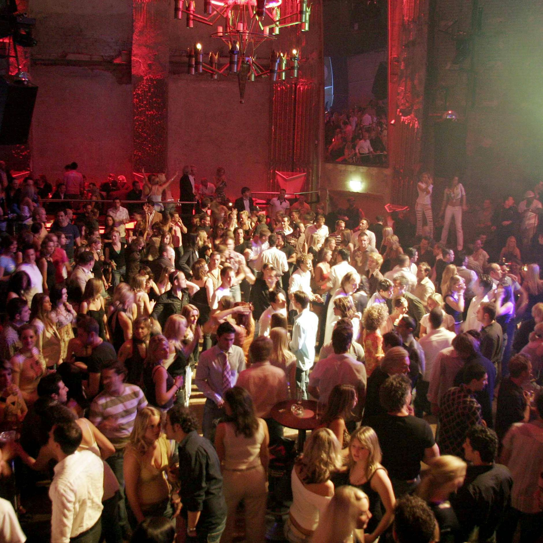 Decke bei wilder Partynacht eingestürzt: Vier Verletzte in Düsseldorfer Kult-Disco „Nachtresidenz“