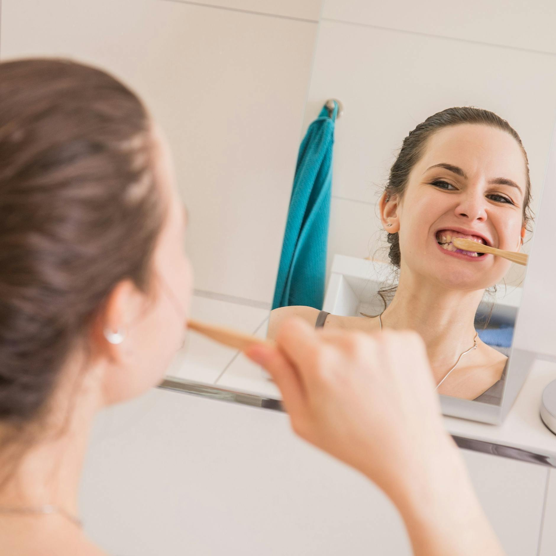 Endlich geklärt: Putzt man die Zähne vor oder nach dem Frühstück? Das sagen Experten