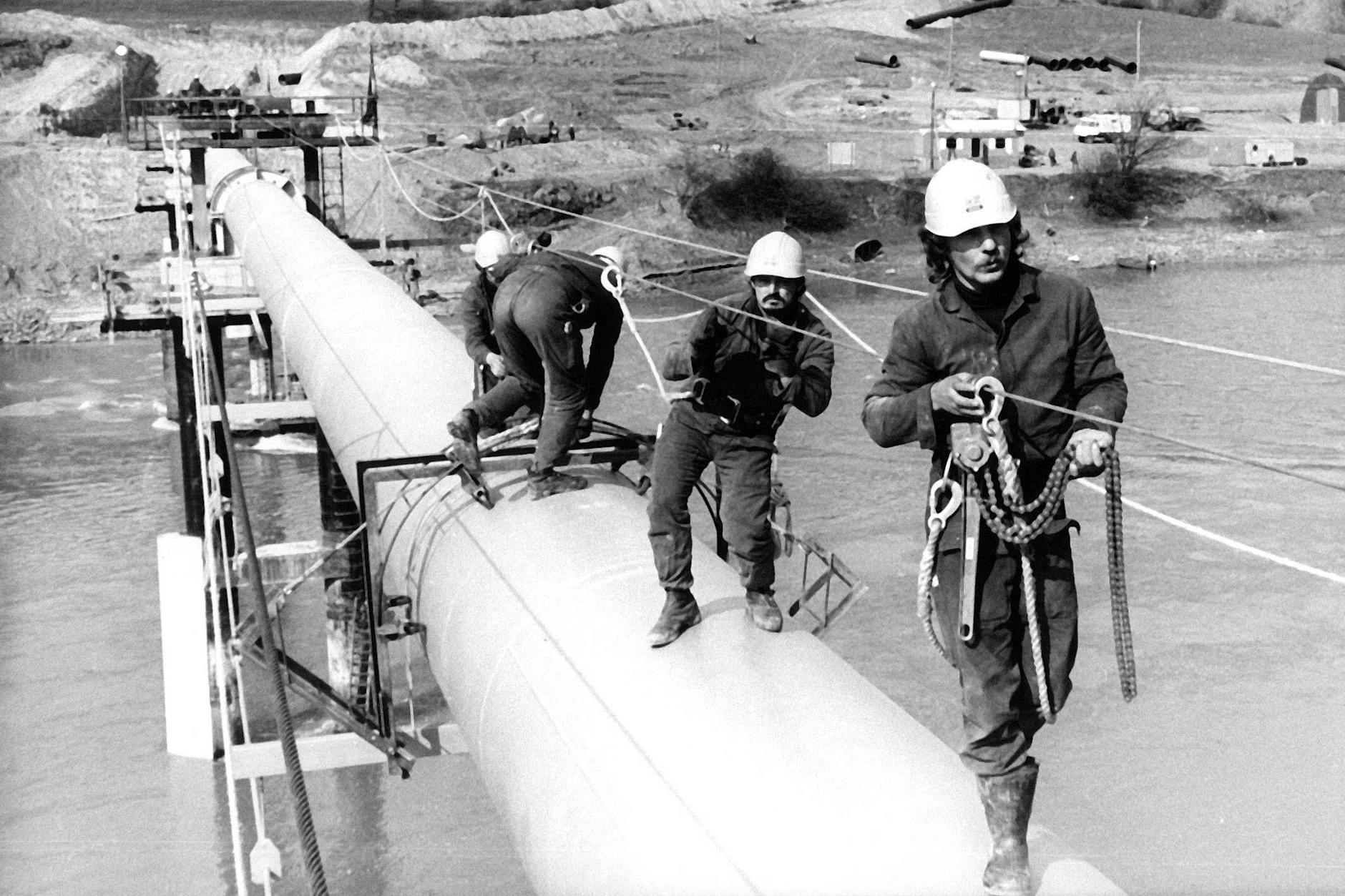 Monteure der VEB Industriemontage 1976 auf der Erdgasleitung „Druschba-Trasse“ in der West-Ukraine.