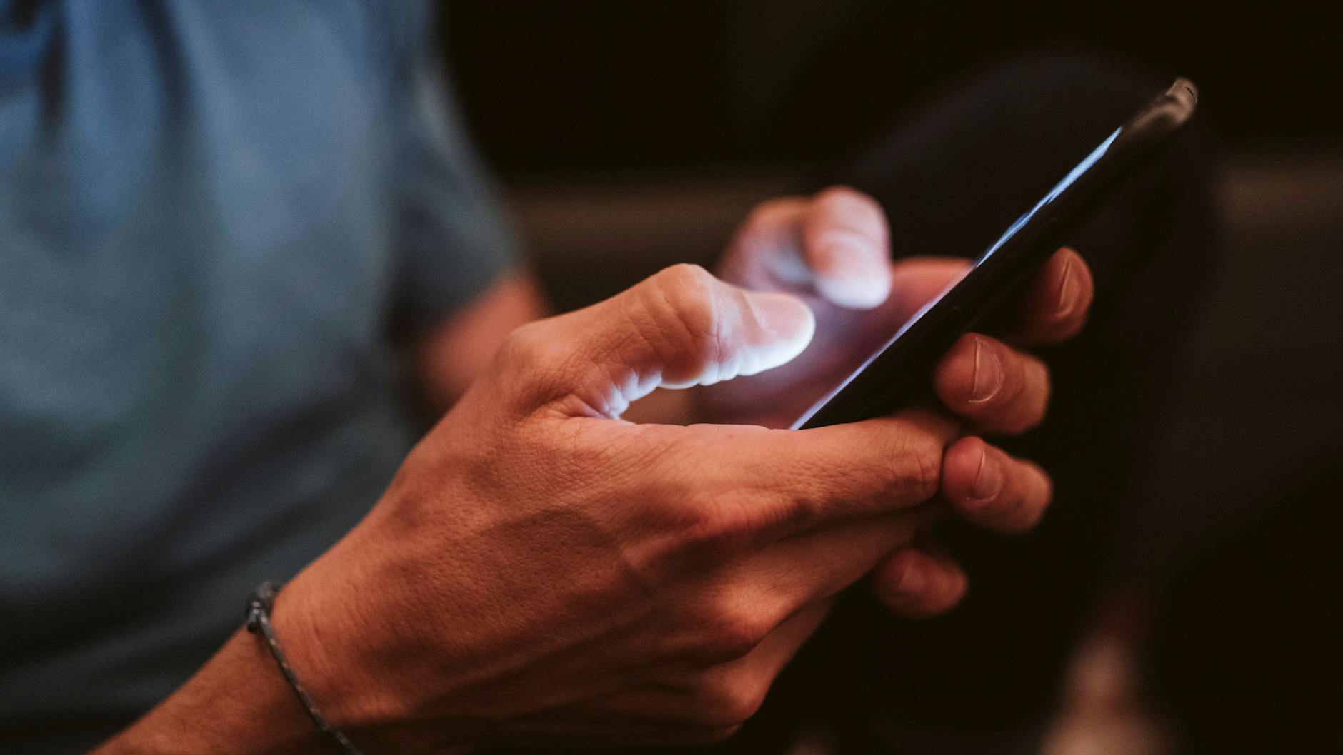 Die Polizei warnt vor WhatsApp-Nachrichten, mit denen vermeintliche Verwandte Geld ergaunern wollen.