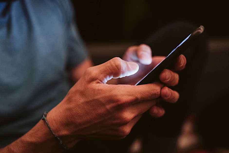 Die Polizei warnt vor WhatsApp-Nachrichten, mit denen vermeintliche Verwandte Geld ergaunern wollen.