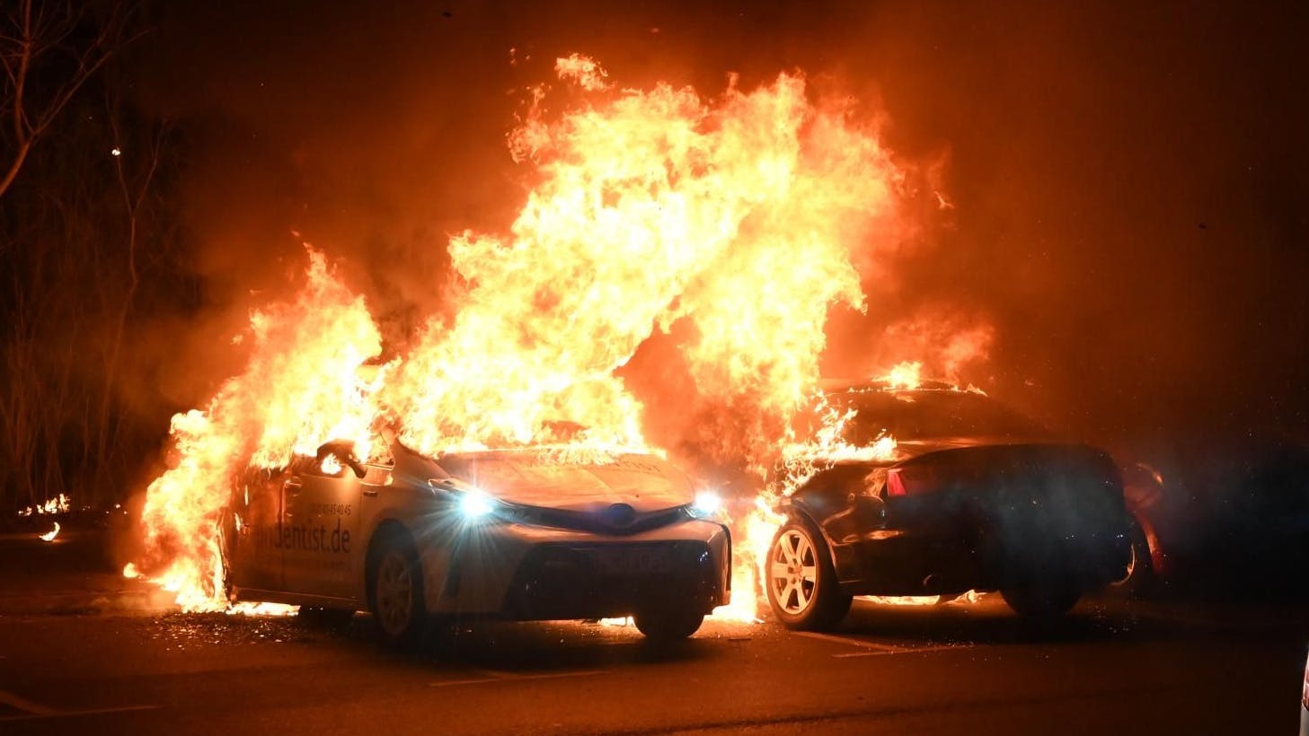 In Lichtenberg brannten am Montagmorgen mehrere Autos. Auch das gab's wieder in Berlin.