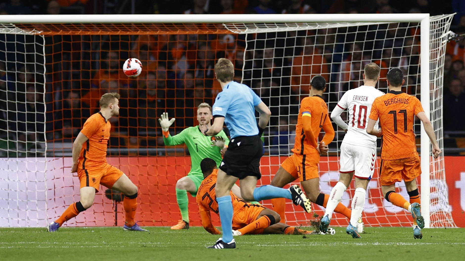 Christian Eriksen (2. v. r.) trifft nur zwei Minuten nach seiner Einwechslung ins holländische Tor.