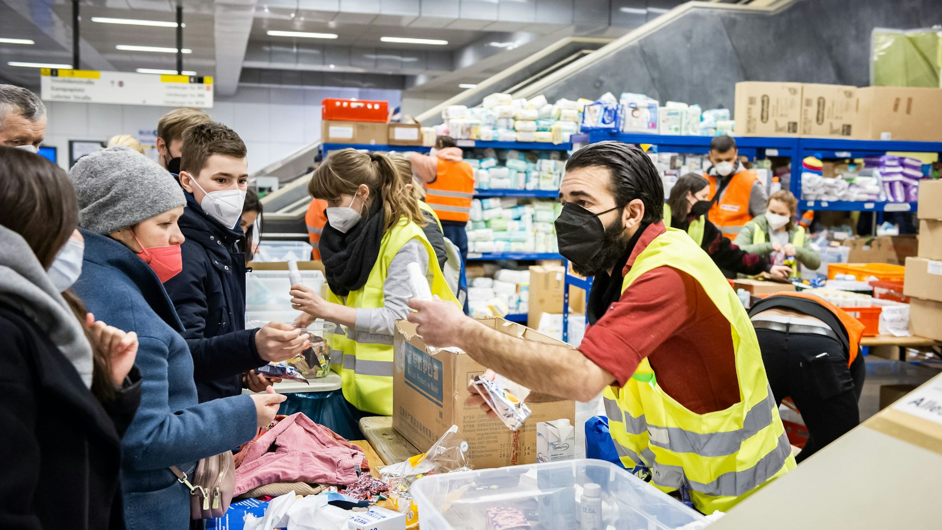 Freiwillige Helfer versorgen am Berliner Hauptbahnhof ankommende Flüchtlinge aus der Ukraine.
