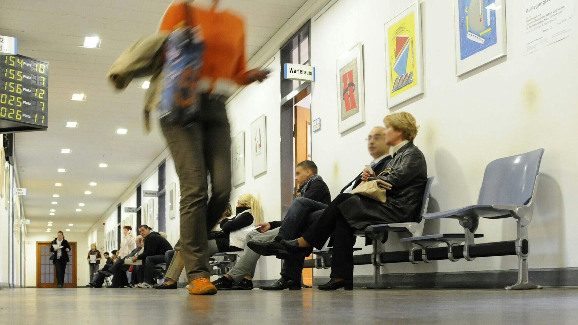 Warten vor dem Bürgeramt: Wegen angeblich schlechter Personalausstattung könnten sich die Zustände in den Berliner Behörden noch weiter verschlechtern.