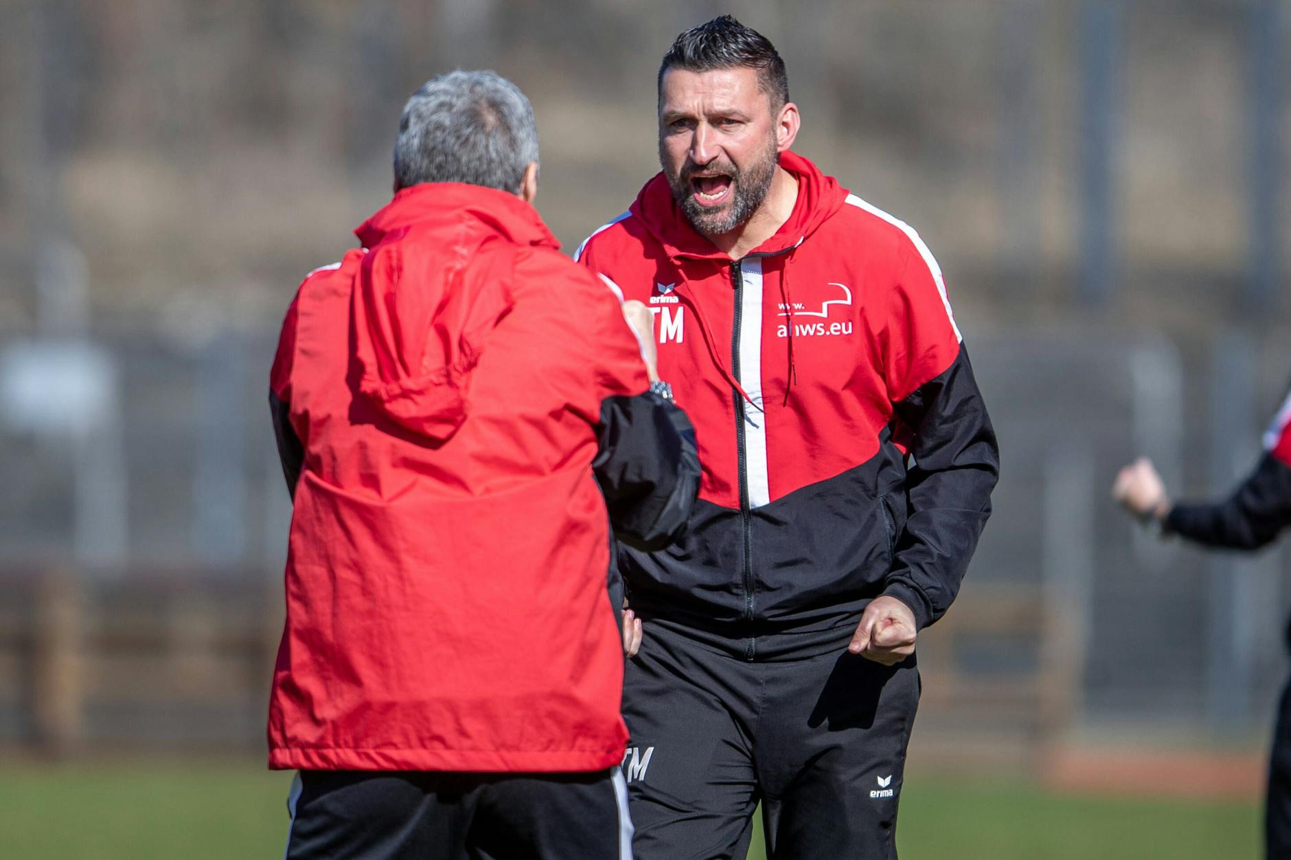 Co-Trainer Torsten Mattuschka bejubelt zusammen mit seinem Chef Karsten Heine einen Treffer der VSG Altglienicke im Pokal-Halbfinale beim BAK.