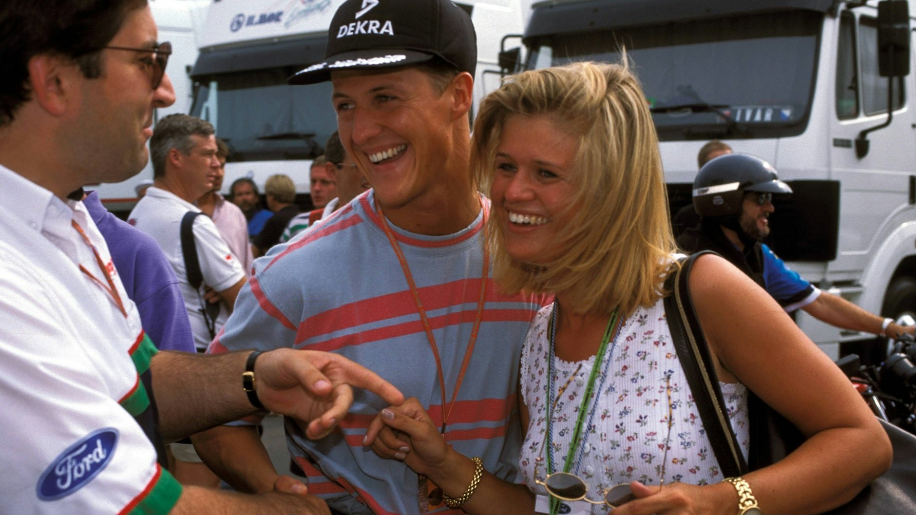 Ein Bild von 1994:&nbsp;Michael Schumacher mit seiner Ehefrau Corinna an einem Rennwochenende am Hockenheimring.