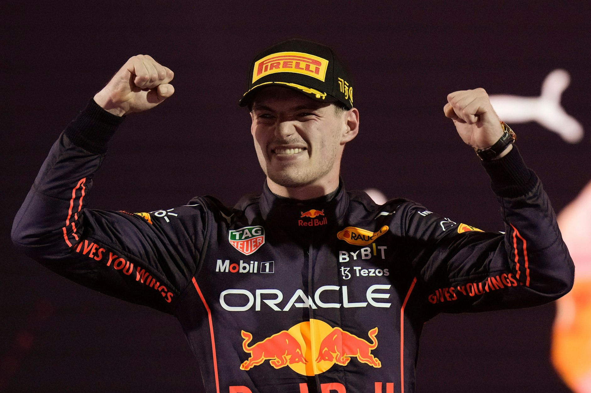 Der Titelverteidiger meldet sich mit einen Sieg zurück: Max Verstappen lässt in Saudi-Arabien die Muskel spielen.