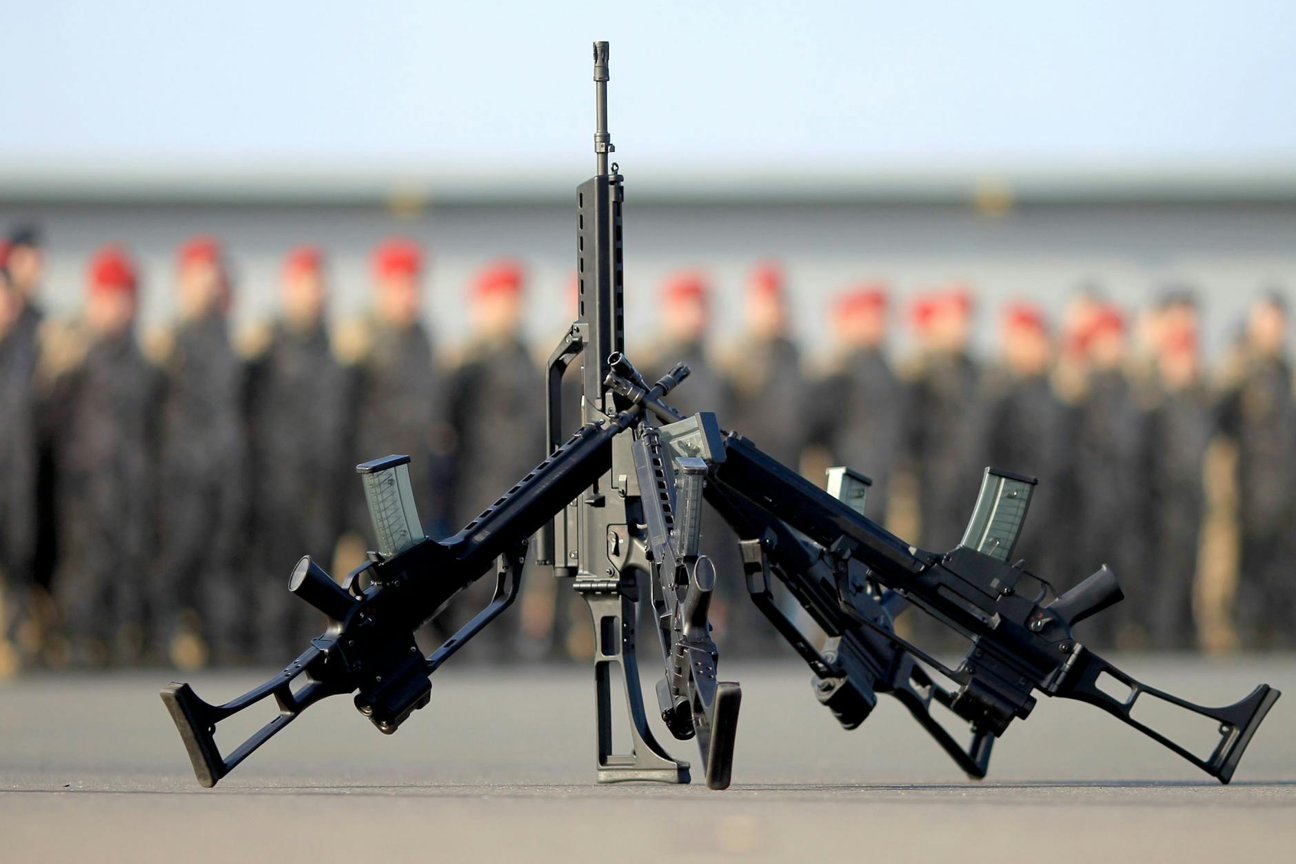 Waffen niederlegen: Seit Kriegsausbruch in der Ukraine sind deutlich mehr Anträge auf Kriegsdienstverweigerung gestellt worden.