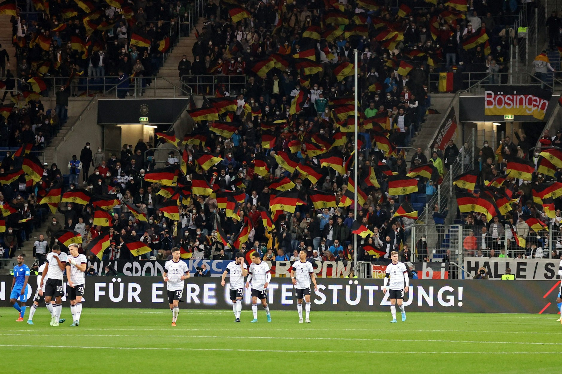 Während des Freundschaftsspiels zwischen Deutschland und Israel zeigte ein Fan Zivilcourage und überführte einen Mann, der den Hitlergruß zeigte.