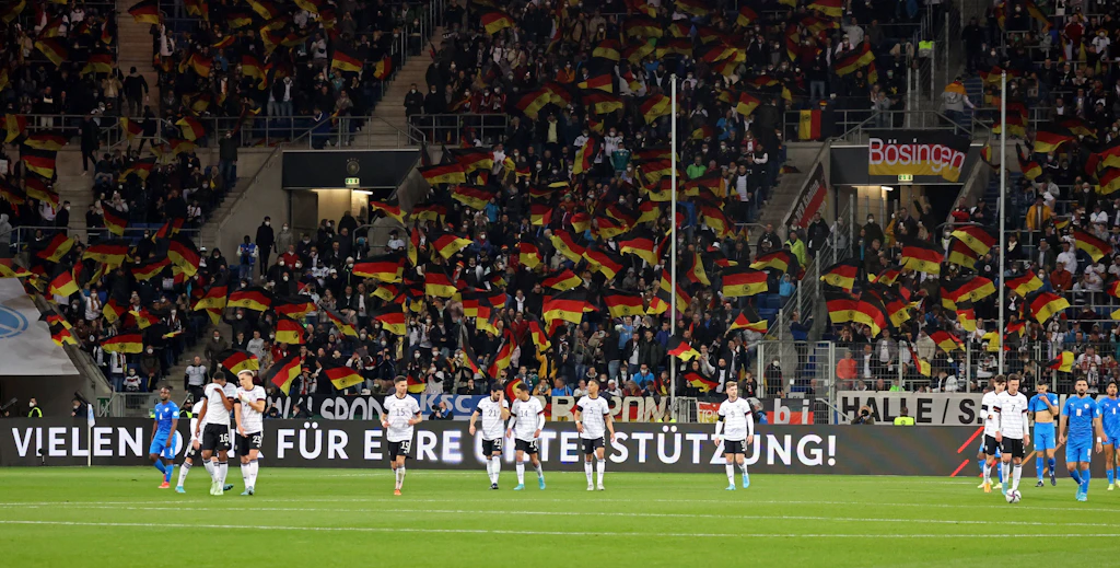 Stadionverbot und Freiheitsstrafe: Zivilcourage überführt Nazi-Fan nach Hitlergruß