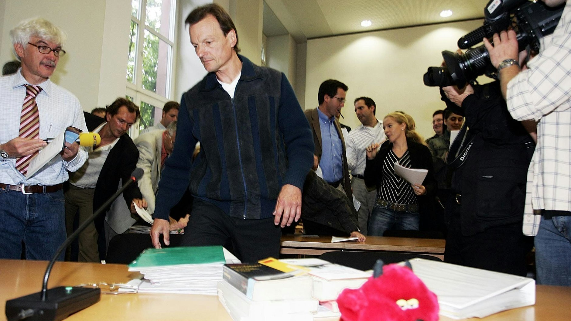 Der arbeitslose Lehrer, der Gerhard Schröder geohrfeigt hatte, mit Plüschteufel vor Gericht.