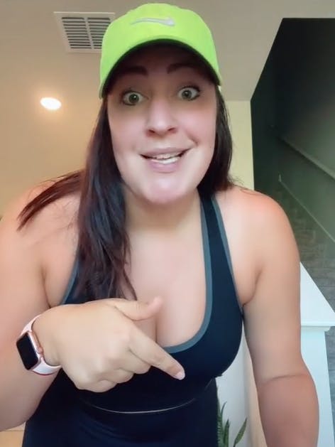 Molly lässt ihren sieben Jahre alten Sohn Rechnungen bezahlen.