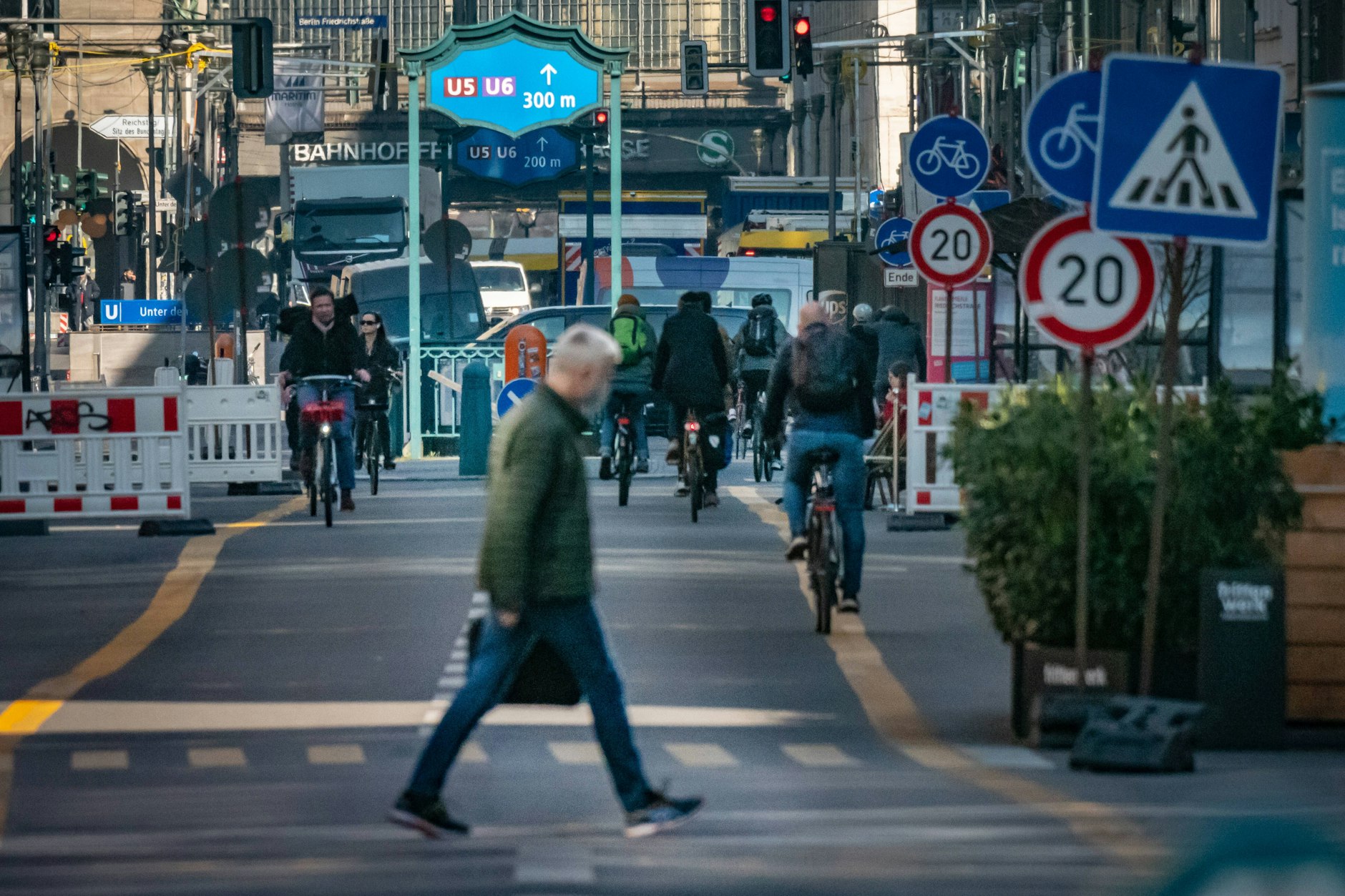 Für Autos gesperrt – das soll auch so bleiben. Der Schauplatz des Verkehrsversuchs in der Friedrichstraße im östlichen Berliner Stadtzentrum.
