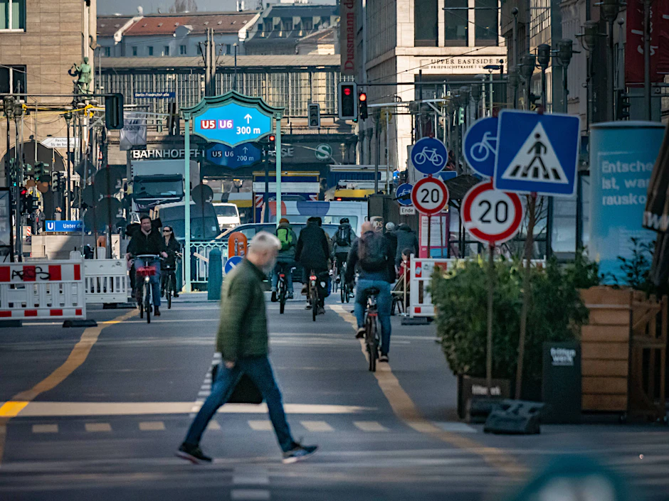 Für Autos gesperrt – das soll auch so bleiben. Der Schauplatz des Verkehrsversuchs in der Friedrichstraße im östlichen Berliner Stadtzentrum.
