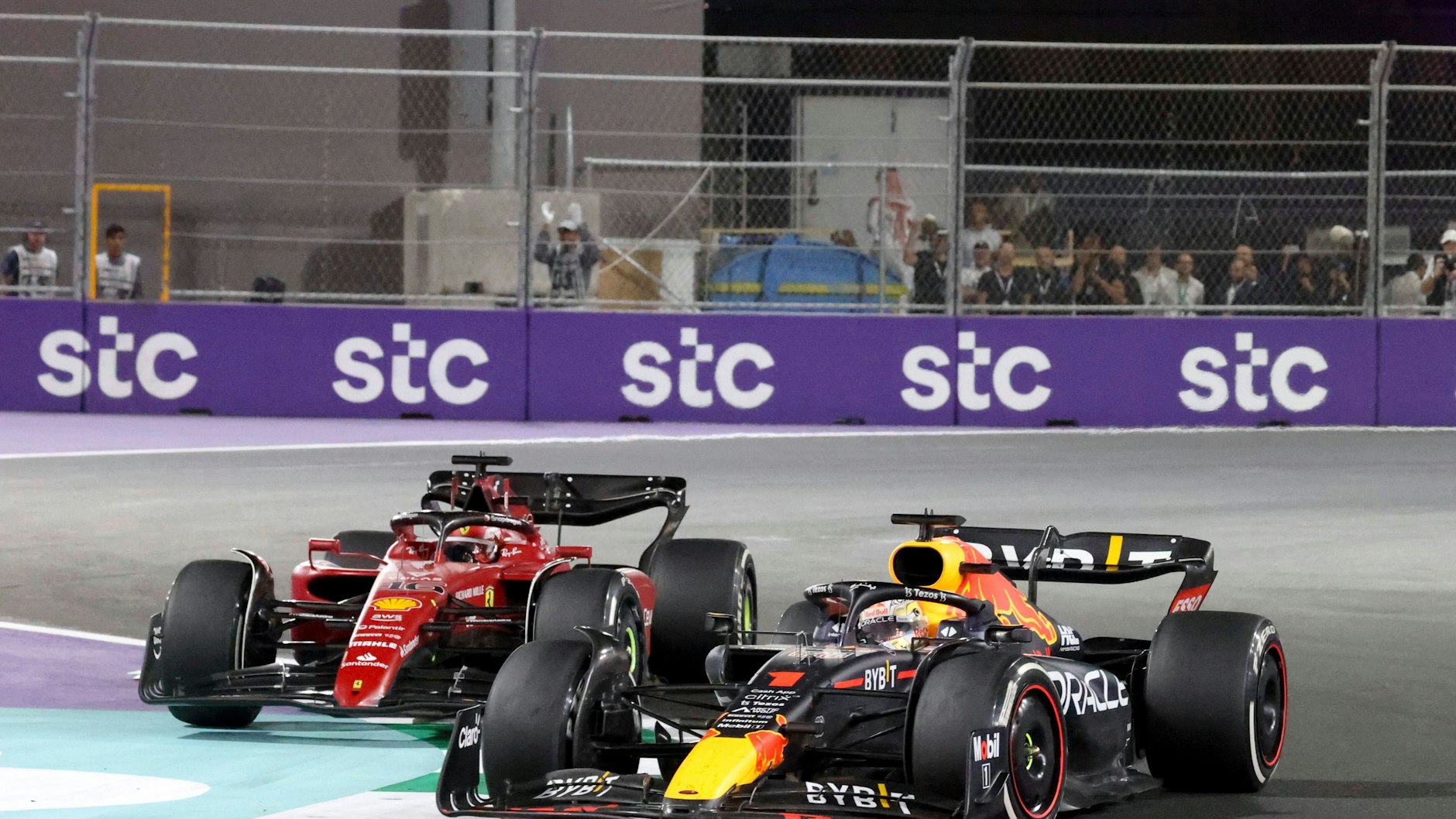 Charles Leclerc im Ferrari und Max Verstappen im Red Bull lieferten sich in Saudi-Arabien einen harten, aber fairen Kampf.
