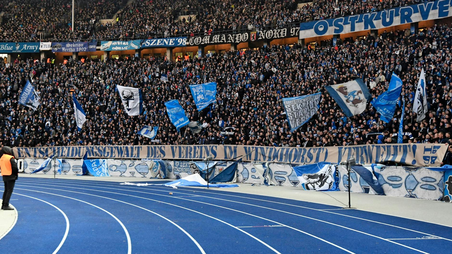 „Entscheidungsgewalt des Vereins im Wind(horst) verweht“. Die Hertha-Ultras machten schnell klar, was sie vom Einstieg des Investors halten.